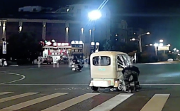 三輪車から突然転落する子供を救助