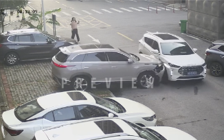 駐車がうまくいかない上に事故る車