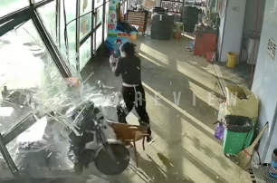 突進してくる三輪車に気づき咄嗟に回避