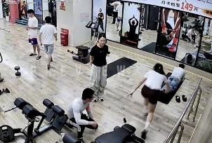 トレーニング中バランスを崩し男性の上に転倒