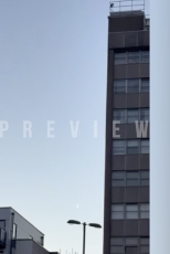 ロンドン上空を降下する光る物体