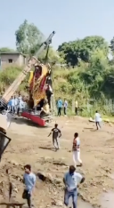 クレーン転倒で神像破壊