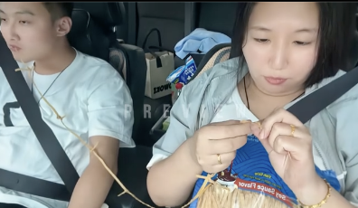 チームワークでドライブを楽しむカップル