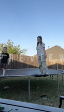 トランポリン中に喉を詰まらせた弟を姉が救う