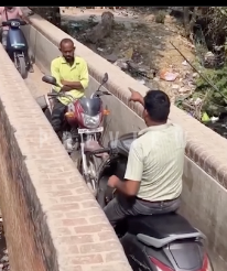 狭い一本道で互いに道を譲らないバイク乗りの男たち