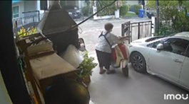 アクセルを捻ってしまい転倒するおばあさん