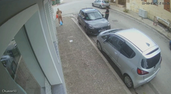 崩落してくるバルコニーから間一髪で逃げた女性