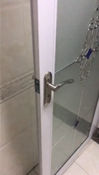 ガラスドアから魔女の笑い声のような音が響く