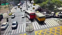 坂道で制御を失ったダンプが次々と車両に衝突