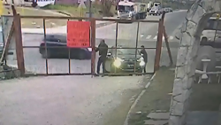 門を開けるために車を降りたら車が盗まれた