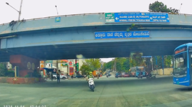 間一髪でバスをかわしたと思ったら車に衝突