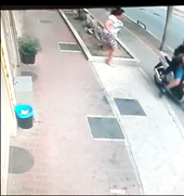 パンツ一丁の男性と犬も強盗を追いかける