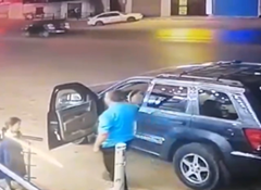 車から娘を降ろした後に暴走車が衝突