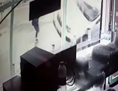 横滑りする車に巻き込まれる寸前だった歩行者