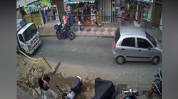 転倒した親子が危うくトラックの下敷きに