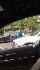 ボンネットにしがみつくストーカー