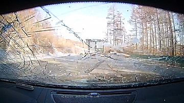 トラックの飛散物がフロントガラスを粉砕