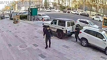 引き出したばかりの現金が突風に吹き飛ばされる