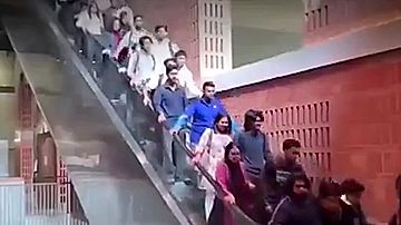 急加速するエスカレーターにパニック