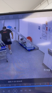 脚立が倒れるもギリギリセーフ