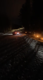 雪道でスタックした車が再びスタック