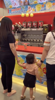 隣の人のアイスクリームを食べちゃった女の子