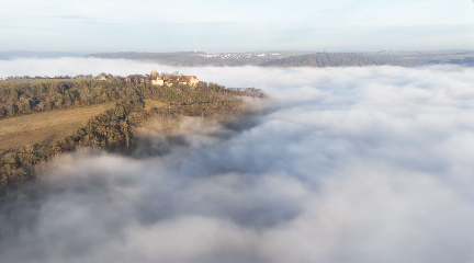 古代の城跡を囲む雲海