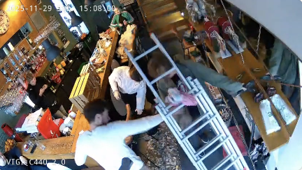 立て掛けた三脚が倒れて頭を直撃