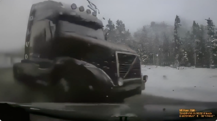 電車とトラックの事故を好判断で回避した車