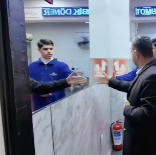 握手しようとしたら鏡だった