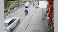 救急車に道を譲ろうとして衝突されたバイク