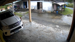 家の前で子どもをあやしていて危機一髪