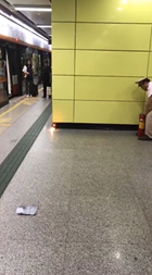 発火したモバイルバッテリーが消火直前に爆発