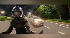 バイクの真横を猛スピードで通りすぎる危険な車