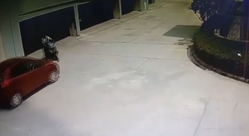 ガレージから飛び出したバイクが車に轢かれる