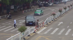 たまたま一歩前に出て轢かれなかった男性