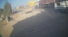 無理な追い越しでトラクターに衝突するバス