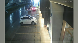 サイドブレーキをかけ忘れて車が運河に転落