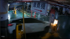 猛スピードで駐車場のゲートに突っ込む暴走車