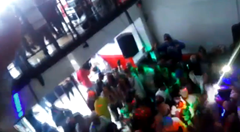 大勢で踊っていたらダンスフロアが崩落①