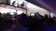 大勢で踊っていたらダンスフロアが崩落②