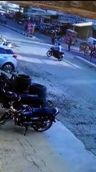 検問を無視したバイクの男を突き落とす警官