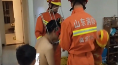 息子を笑わせようとしておバカな行動をとった父親