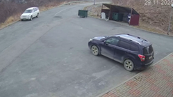 ゴミ置き場から出て道路へと向かうゴミ箱