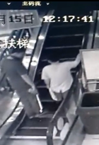 エスカレーターに乗ったら足元が崩壊