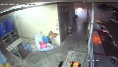 アパートで手作り爆竹が爆発