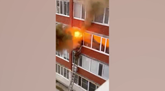 ガス爆発直前になんとか窓から這い出た消防士