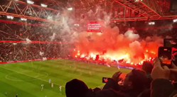 スタンドを真っ赤に染める大量の花火