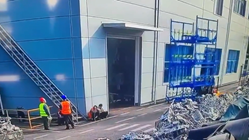 金属製フレームが作業員の上に落下