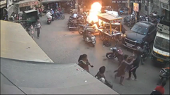 爆発したガスボンベがあちこちに火を撒き散らす